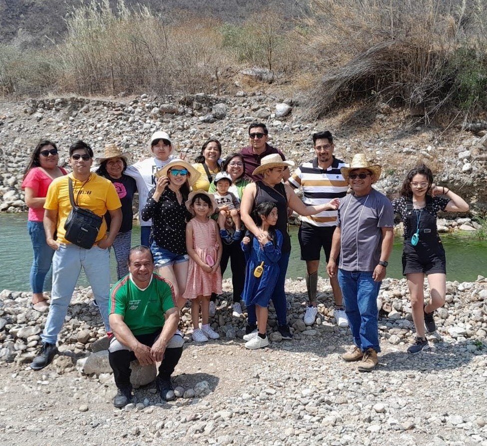 Grupo de viajeros junto a un río en la Sierra Juárez durante un tour
